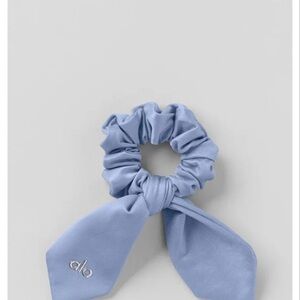 ALO Yoga Airlift rhythm Scrunchie in winter frost